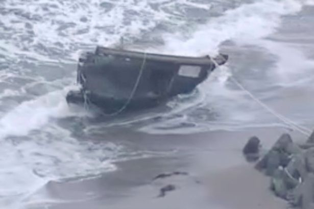 Кораб призрак бе изхвърлен на брега със скелети и отрязани глави на борда СНИМКИ