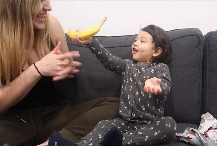 Очарователно: Баща подари банан на дъщеричката си за Коледа, реакцията й е изумителна ВИДЕО 