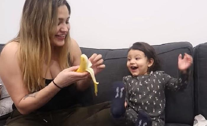 Очарователно: Баща подари банан на дъщеричката си за Коледа, реакцията й е изумителна ВИДЕО 