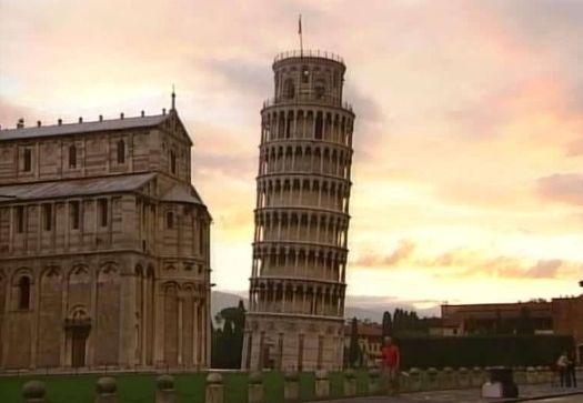 Българите полудяха по наклонената кула в Пиза СНИМКИ