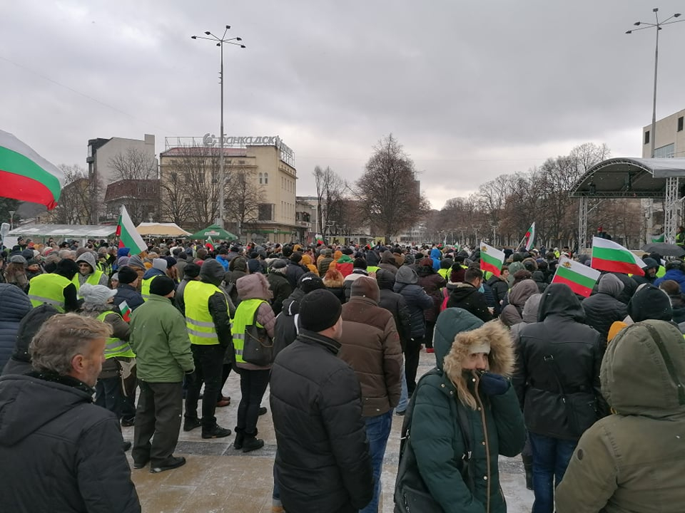 Перничани облякоха жълти жилетки и... СНИМКИ 