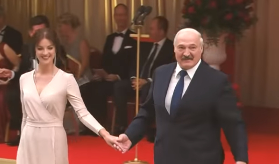 Лукашенко танцува на бал с тайнствена прелестна брюнетка ВИДЕО