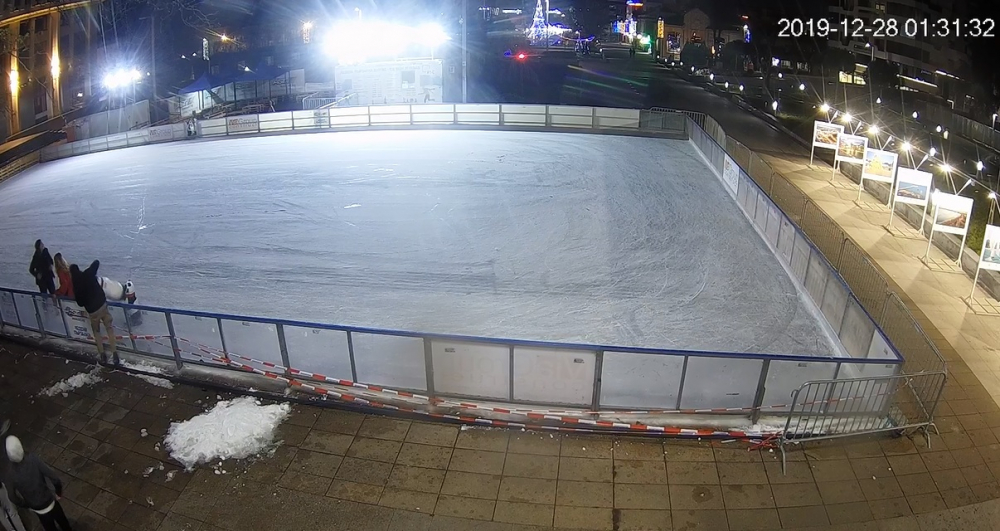 Вандали: Тийнейджъри направиха нещо непростимо с ледената пързалка в Бургас ВИДЕО 