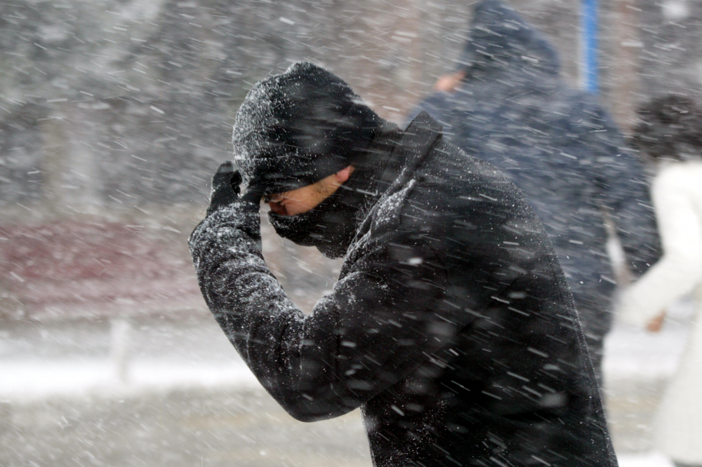 Март си показва рогата: Студ и сняг сковават България до часове