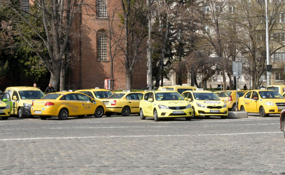 Таксиджиите искат по левче на километър и да се движат в бус лентите