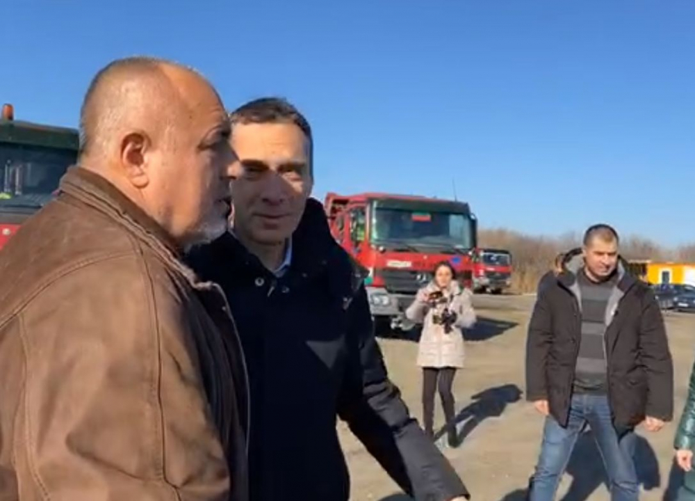 Посрещнаха Борисов в Бургаско с гайди, сурвачки и люта чушка „за една другарка“ ВИДЕО