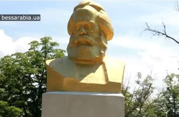 Украинско село превърна паметник на Карл Маркс в бюст на Христо Ботев