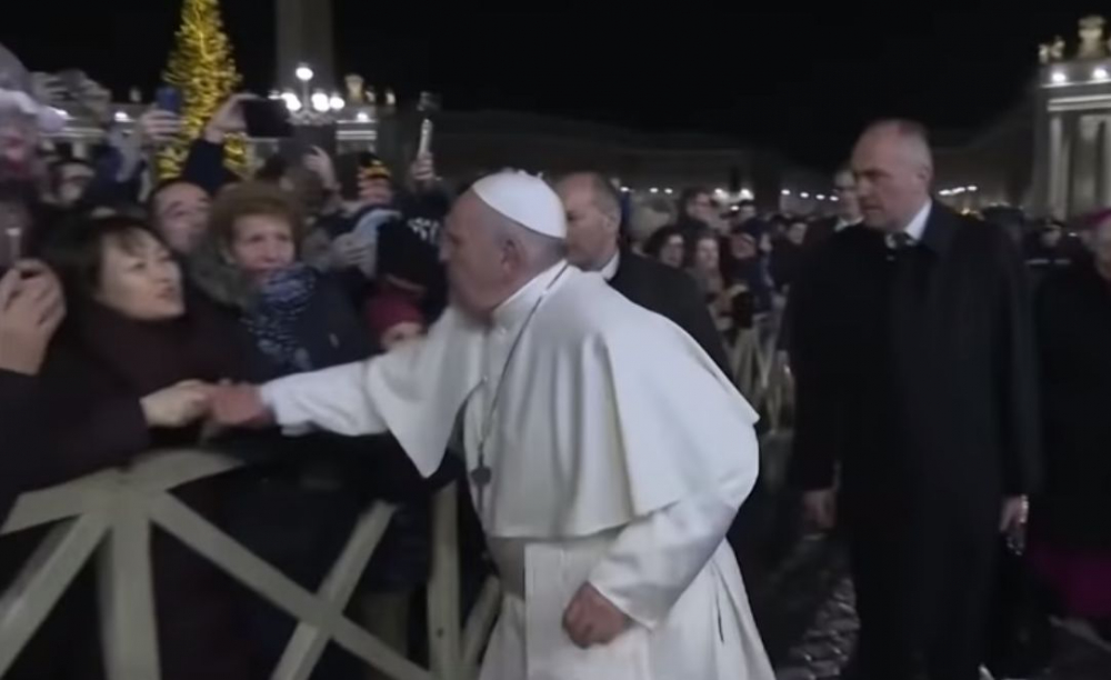 Скандална случка с папата в новогодишната нощ ВИДЕО