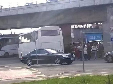 Циганка се хвърли под такси със свалени гащи в Бургас, причината е смайваща