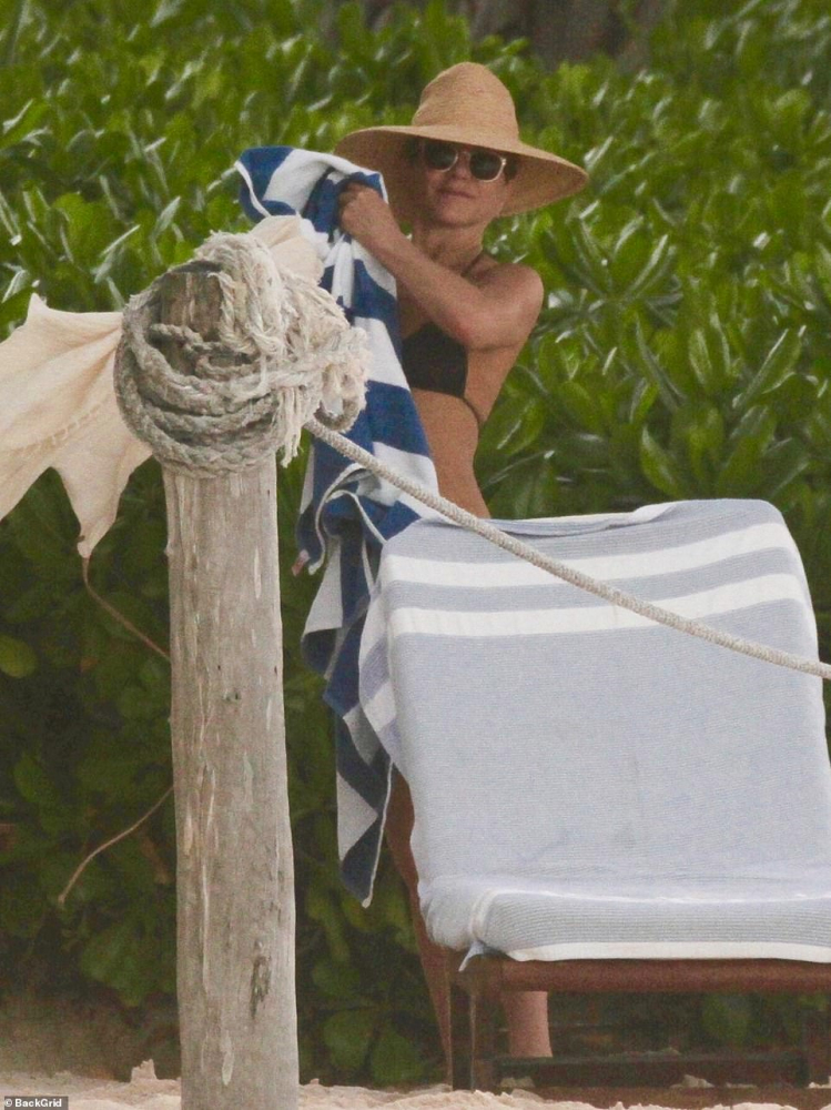 50-годишната Дженифър Анистън скри шапката на всички с тези СНИМКИ по бански