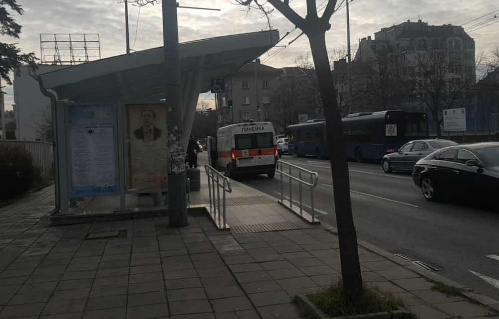Мъж се строполи безжизнен на спирка в центъра на Бургас