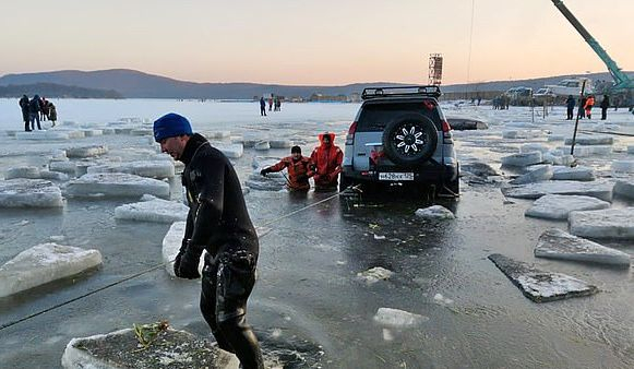 Зрелище! Над 40 коли пропаднаха в пропукан лед край Владивосток ВИДЕО