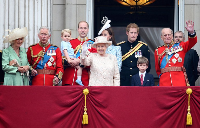 Четири поколения на британското кралско семейство бяха запечатани на една СНИМКА