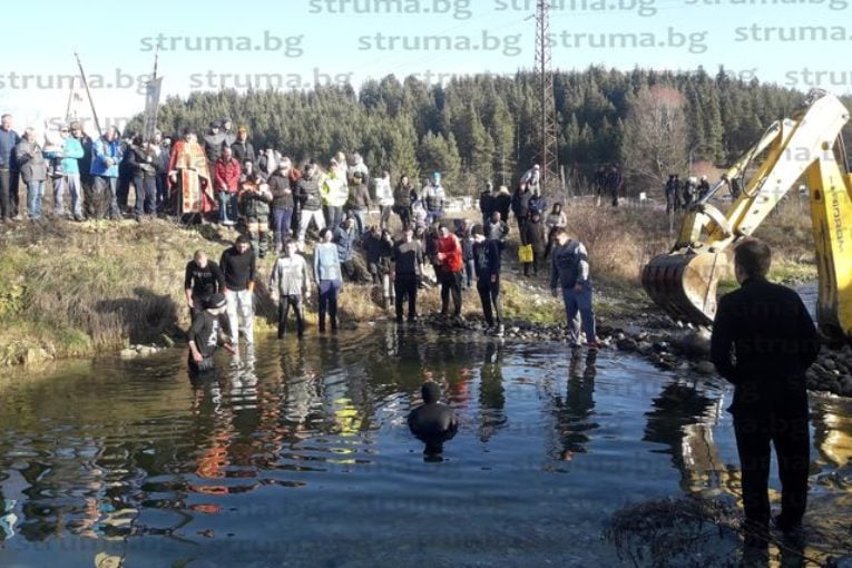 В разложко село търсят Богоявленския кръст с... багер СНИМКИ 