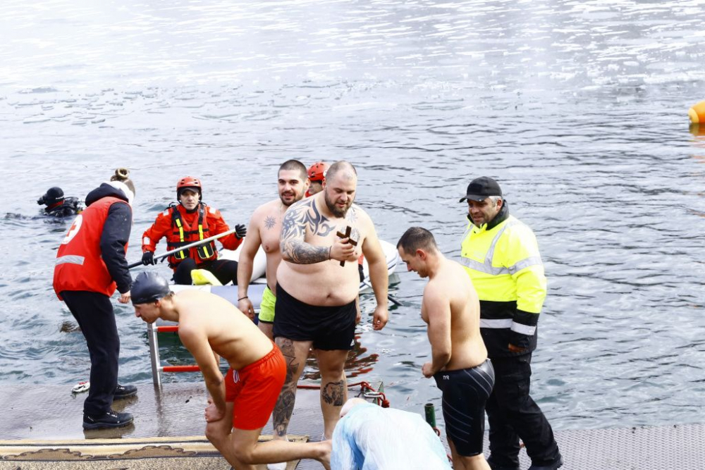 Фоторепортаж в БЛИЦ: Студент от УНСС извади Богоявленския кръст от езерото в "Дружба"