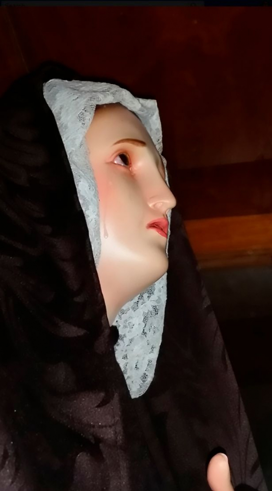 Послание Божие: Статуя на Дева Мария проплака кръв на фона на напрежението в Близкия изток ВИДЕО 