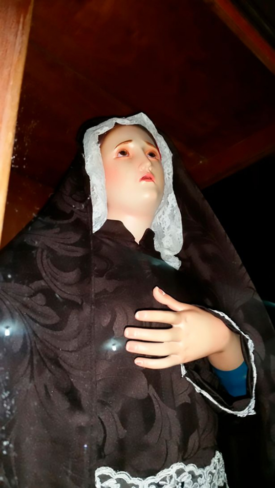 Послание Божие: Статуя на Дева Мария проплака кръв на фона на напрежението в Близкия изток ВИДЕО 