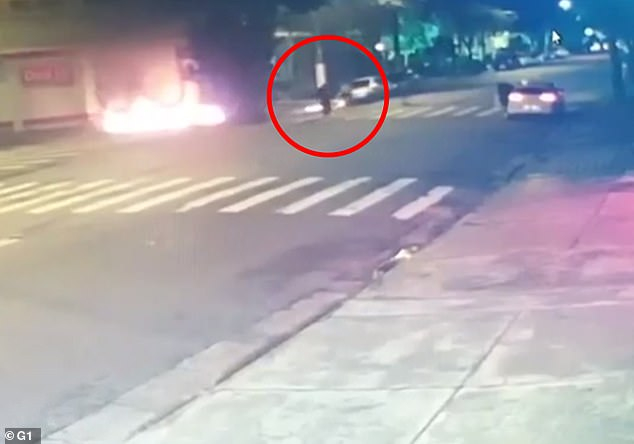 Ужасяващо ВИДЕО 18+ показва как мъж бе изгорен жив на улицата