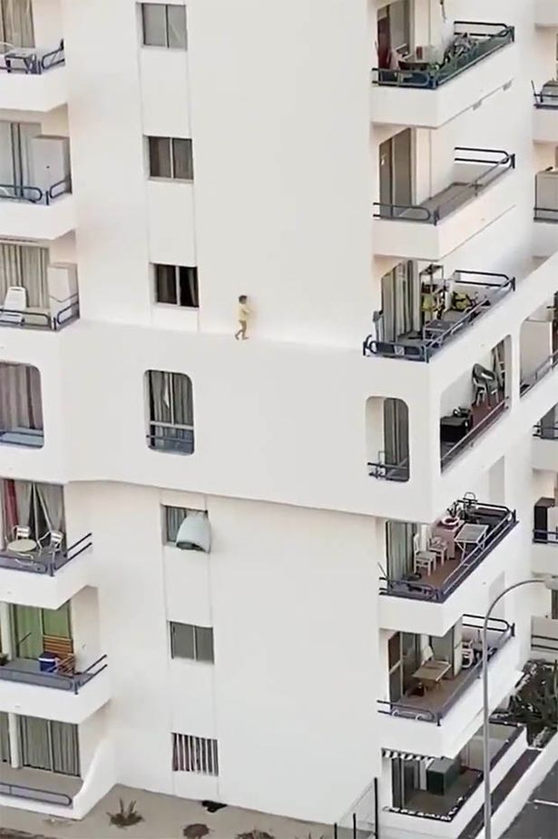 Ужасяващо ВИДЕО: Детенце излезе от прозорец и се разходи по ръб на 5-ия етаж на сграда 