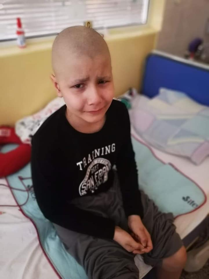 Малкият Ники си удари крака в училище, сега чака цяла България да го спаси  