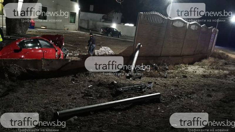 Зрелищни СНИМКИ от странна катастрофа с червено БМВ в Пловдив