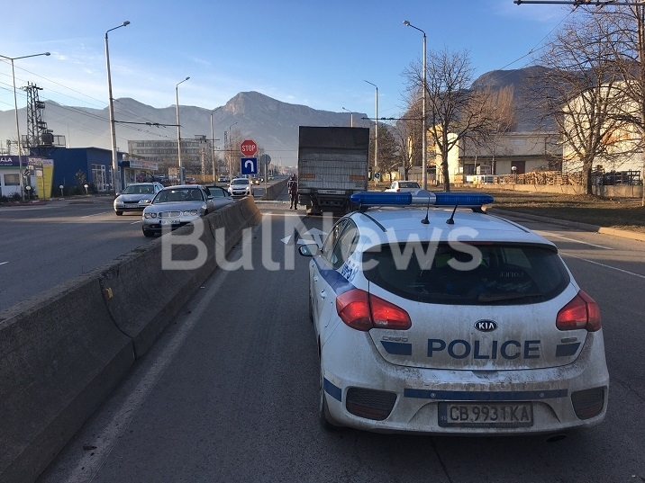 Камион направи на мекица кола с 4 жени във Враца