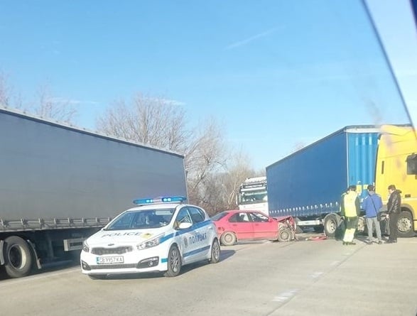 Невиждана катастрофа между ТИР и шофьорка с БМВ във Видин СНИМКИ