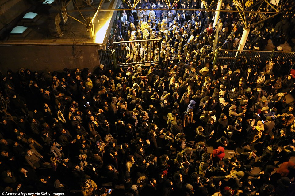 Падат ли аятоласите!? Иранците са на улицата и искат оставката на върховния лидер ВИДЕО