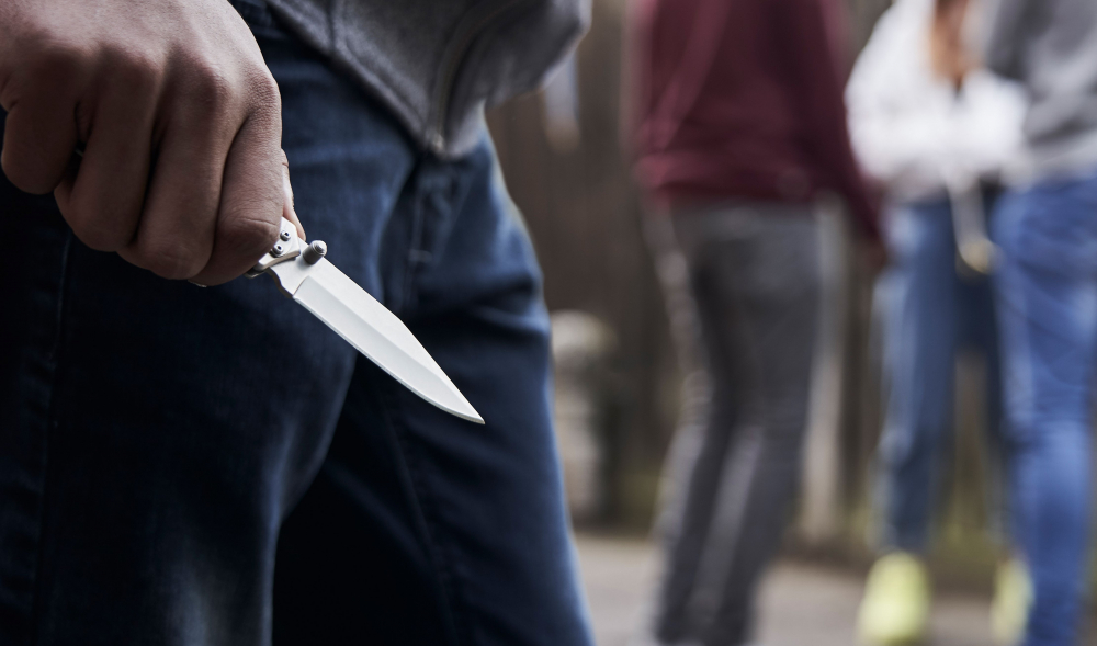 Kървав екшън в Самоков: 23-г намушка трима с нож след скандал