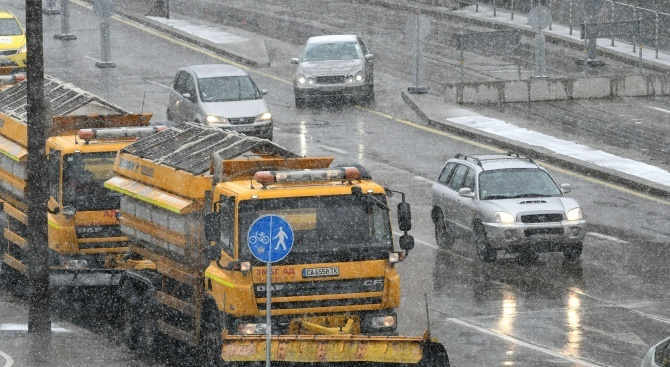 В София със спешни мерки заради снега, който вали в момента