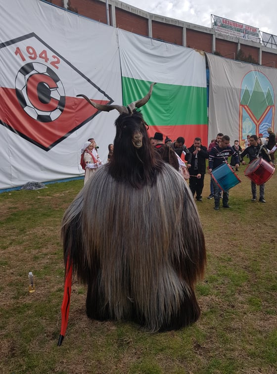 Този кукер се превърна в истинска атракция на фестивала в Симитли СНИМКИ 