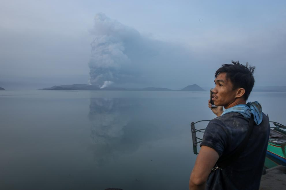 Апокалипсис: Вулкан бълва фонтани от лава, хиляди хора бягат СНИМКИ