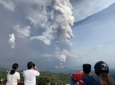 Апокалипсис: Вулкан бълва фонтани от лава, хиляди хора бягат СНИМКИ