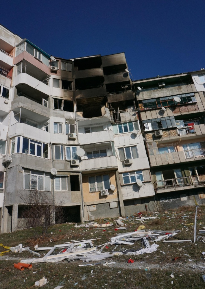 Разруха: СНИМКИ показват какво остана от взривения блок във Варна