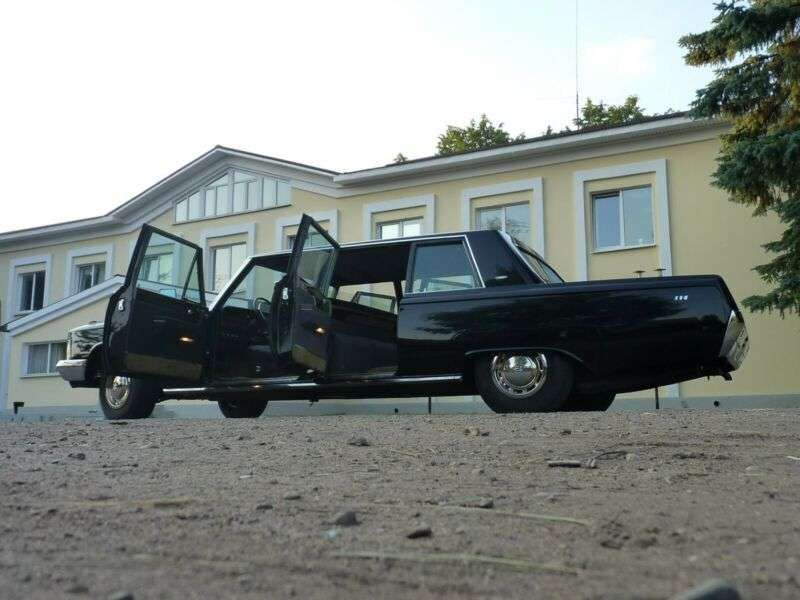 Продава се много рядка и впечатляваща съветска лимузина ЗИЛ СНИМКИ