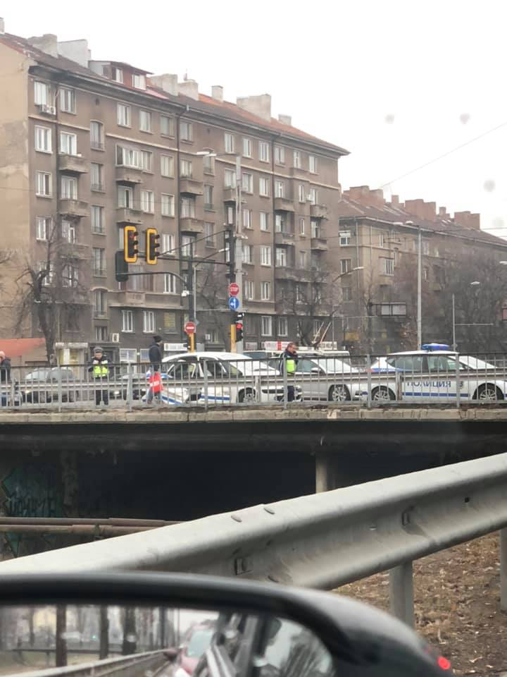 Извънредно: Меле с патрулка затапи ключово кръстовище в София СНИМКА