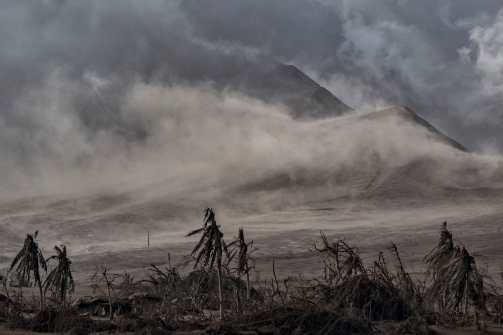 Поразително ВИДЕО от изригването на вулкана във Филипините, което ще ви спре дъха