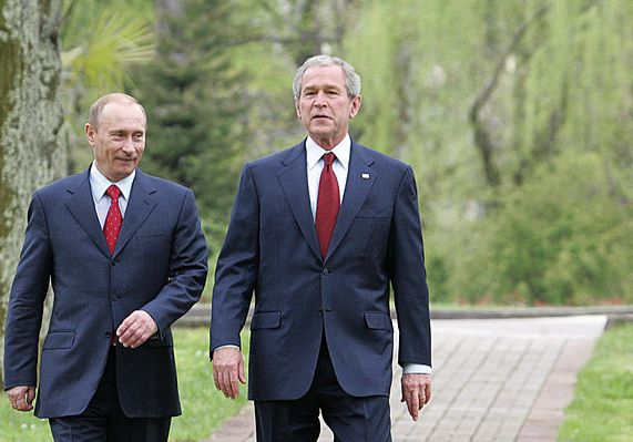 Невиждан сеир! Путин и Буш-младши в разгорещен танц в Сочи ВИДЕО