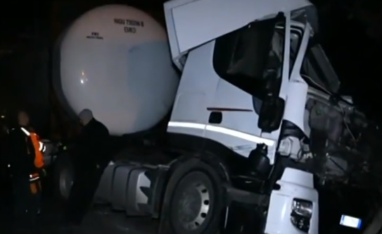 Зверски сблъсък между камион и цистерна блокира пътя Русе-Бяла ВИДЕО