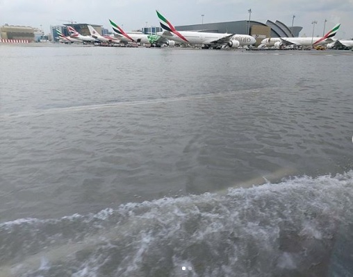 Природен феномен: Летището в Дубай остана под вода ВИДЕО