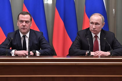 Forbes разкри причината за скандала между Путин и Медведев, съборил правителството