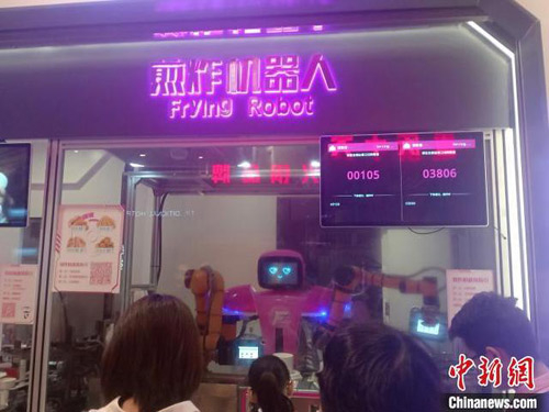 Първият в света изцяло роботизиран китайски ресторант отвори врати