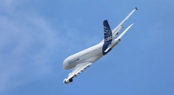 Ад в небето! Еърбъс А380 кацна извънредно на летище Истанбул
