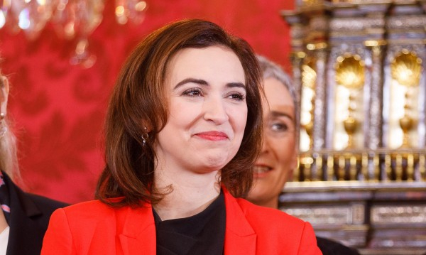 Коя е Алма Задич? Бежанката от Босна, която стана най-младата министърка в Австрия