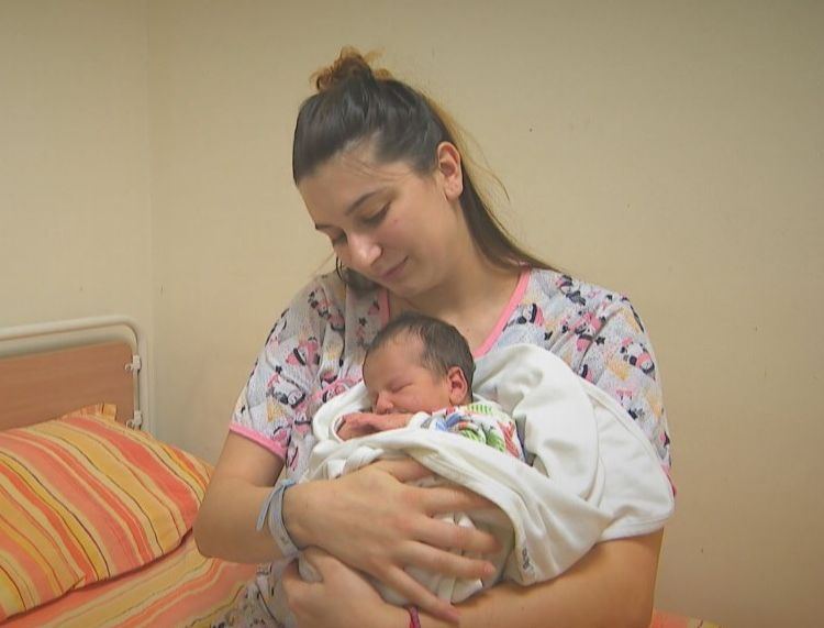 Чудо: Майка, болна от епилепсия, роди второ здраво бебе 