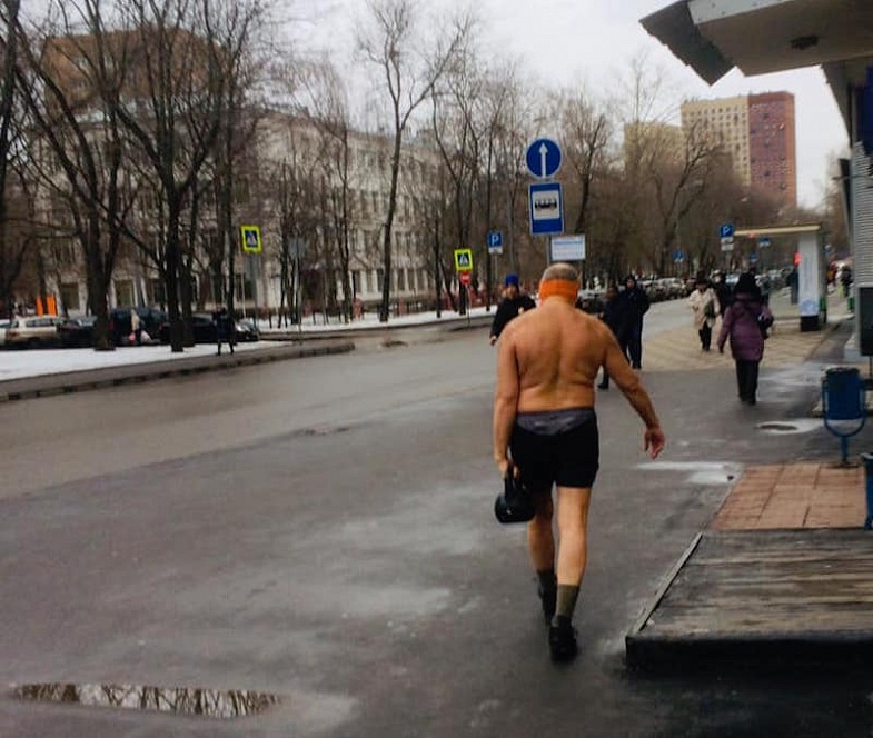 Полугол мъж с гира тръгна на разходка в Москва при минусови температури СНИМКА