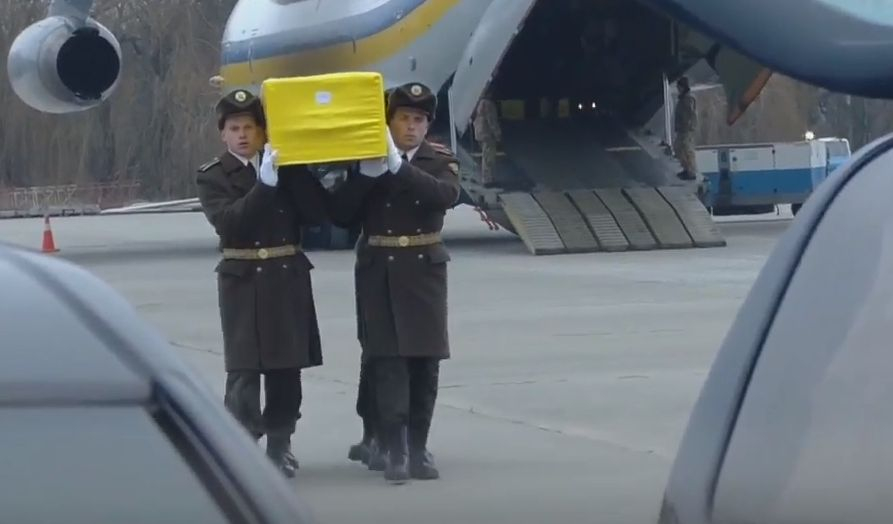 Зеленски посрещна телата на украинците от сваления погрешка от Иран самолет ВИДЕО