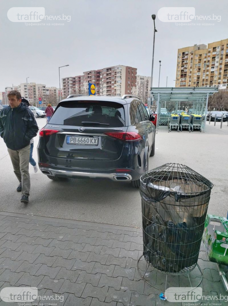 Пловдивчанка с джип „Мерцедес“ направи голяма простотия пред хипермаркет СНИМКИ