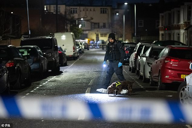 Арестуваха двама мъже за клането в Лондон СНИМКИ