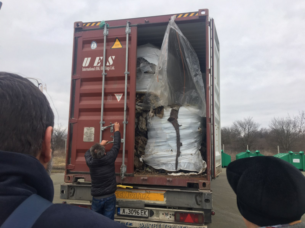 Прокурори: Отпадъците от Италия, съхранени на пристанище БФМ Порт Бургас, не са токсични